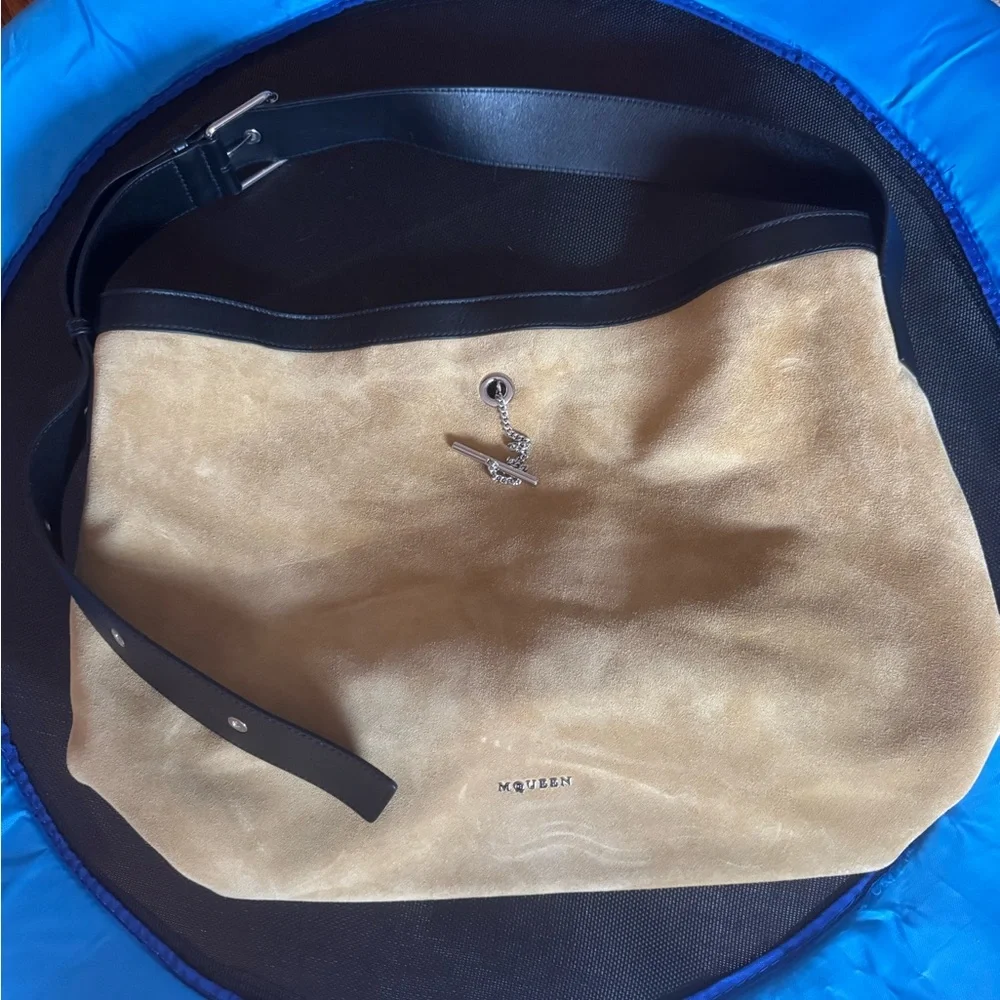 Alexander McQueen Pendant Leather Trimmed Suede Shoulder Bag $2600 SS26 - Picture 4 of 13